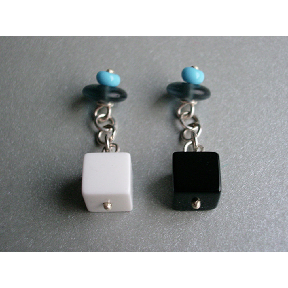 Gemelli "Cubi" in argento, onice e giada bianca con perline azzurre Gemelli "Cubi" in argento, onice e giada bianca con perline azzurre